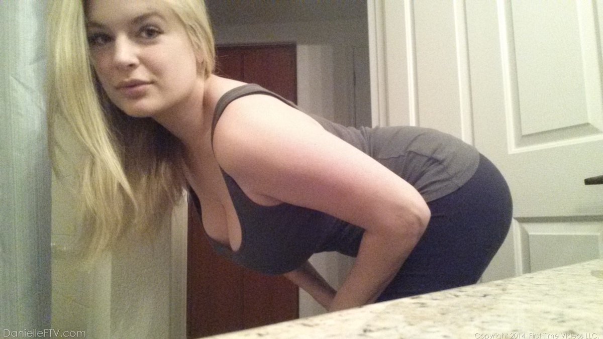 Lisasmith028's tweet photo. @Stacey25s @Dianasosexy I think I need to know if I’m hot enough for you daddy🥰🥰🥰 https://t.co/iTZoxNYRvE