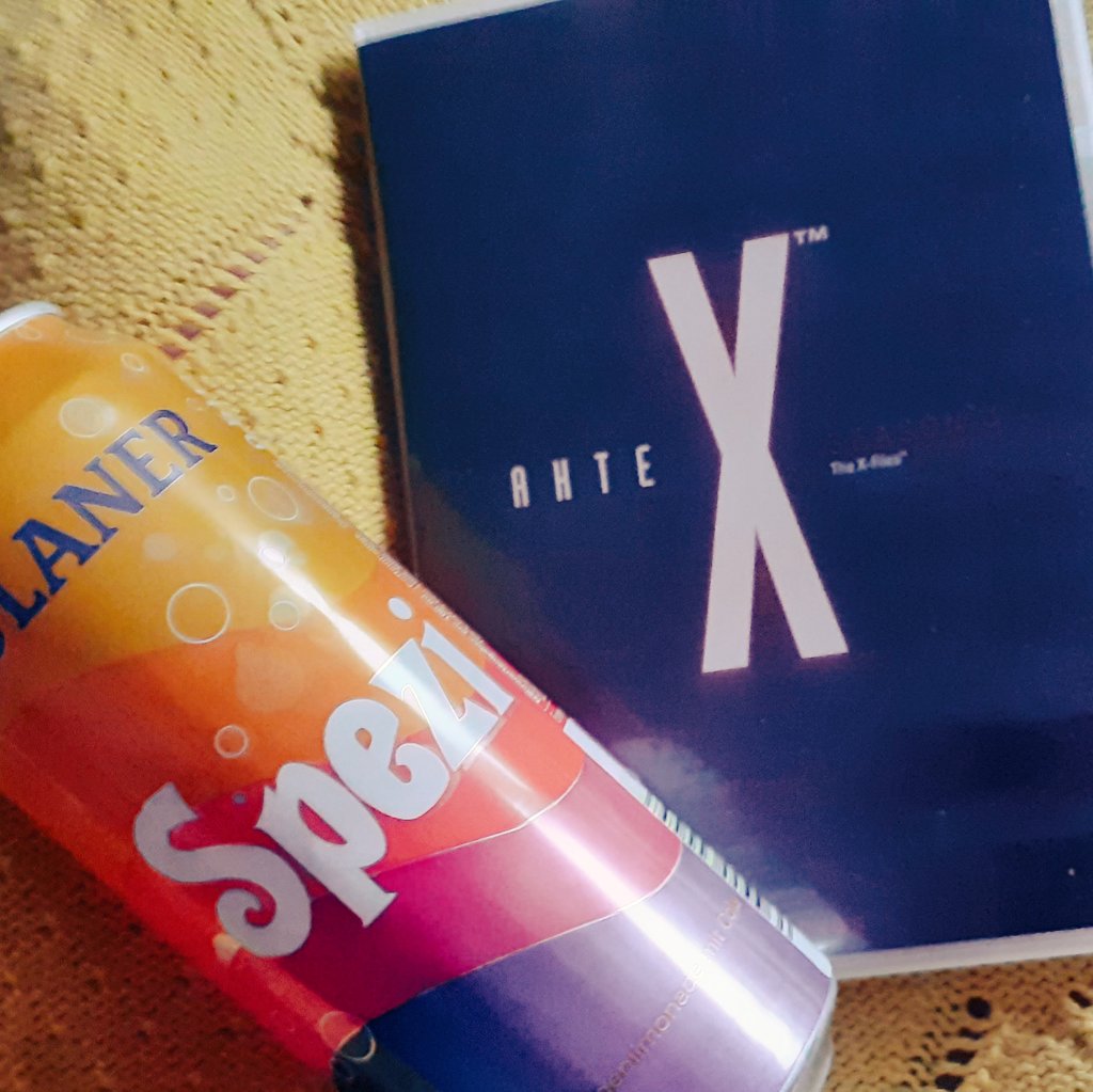 heikeontour's tweet photo. Wochenendgefühl:
Geduscht die Füße hochlegen zu Spezi & Akte X - 8. Staffel
Mal schauen, was der T-1000 als FBI Agent drauf hat.
#RobertPatrick #TheXFiles #weekendvibes #weekendmood #weekend #tgif #Spezi #GillianAnderson #AgentSkully #AgentDoggett #MitchPileggi #WalterSkinner https://t.co/8SKi2irTG5