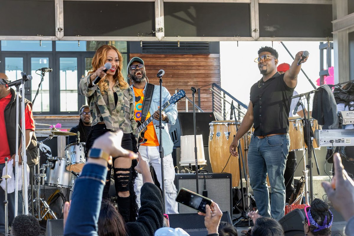 TheWharfDC's tweet photo. Celebrate Dad at our FREE #FathersDay event on 6/19 at 1pm on #TransitPier. https://t.co/1PuqfoSmdI
🎵 Live music by @thejogoproject, @PebbleToPearl, & #ChuckBrownBand.
🍦 Food & drinks from @roamingrooster1, @SWSodaPopShop, & @pepsi.
🏈 Meet @CommandersFB alumni & play games! https://t.co/SXy4aNrRrj