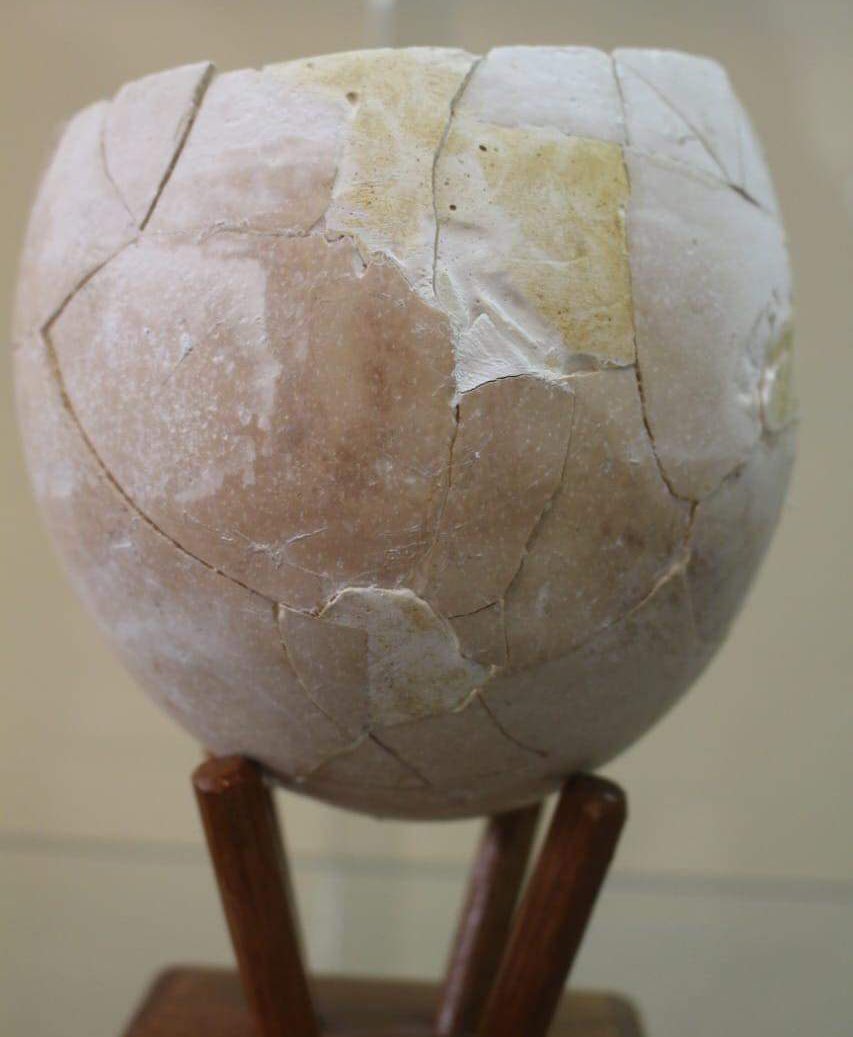 _ A collection of utensils made from ostrich eggs ,used for decorating and inlaid with (shells ,found in Ur ,dated to the Early dynastic period III(2600_2370 BC ).
Iraqi Museum - Baghdad 
Sumerian Hall 
Photo : <a href="/Alkinani_nabel/">نبيل الكناني</a>