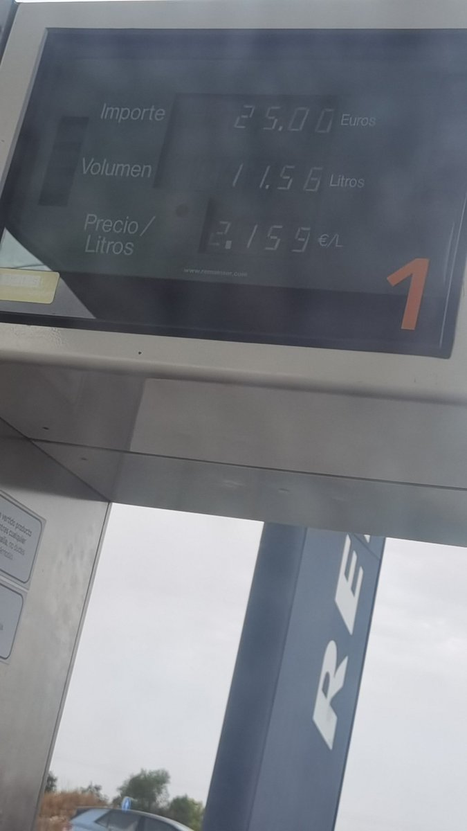 Davidleonidas93's tweet photo. Yo prefería estar en cuarentena en plena pandemia antes que estar saliendo de casa y gastarme 25 euros por cada 10 litros de gasoil. https://t.co/ZYl0AlEmI5
