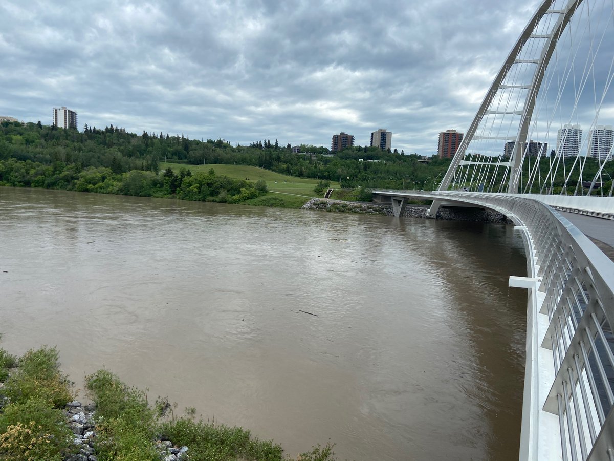 SarahRyanYEG's tweet photo. Always going the extra mile for the best shots. @dinothespaceman #yeg #journolife https://t.co/xbdJnDlGcE