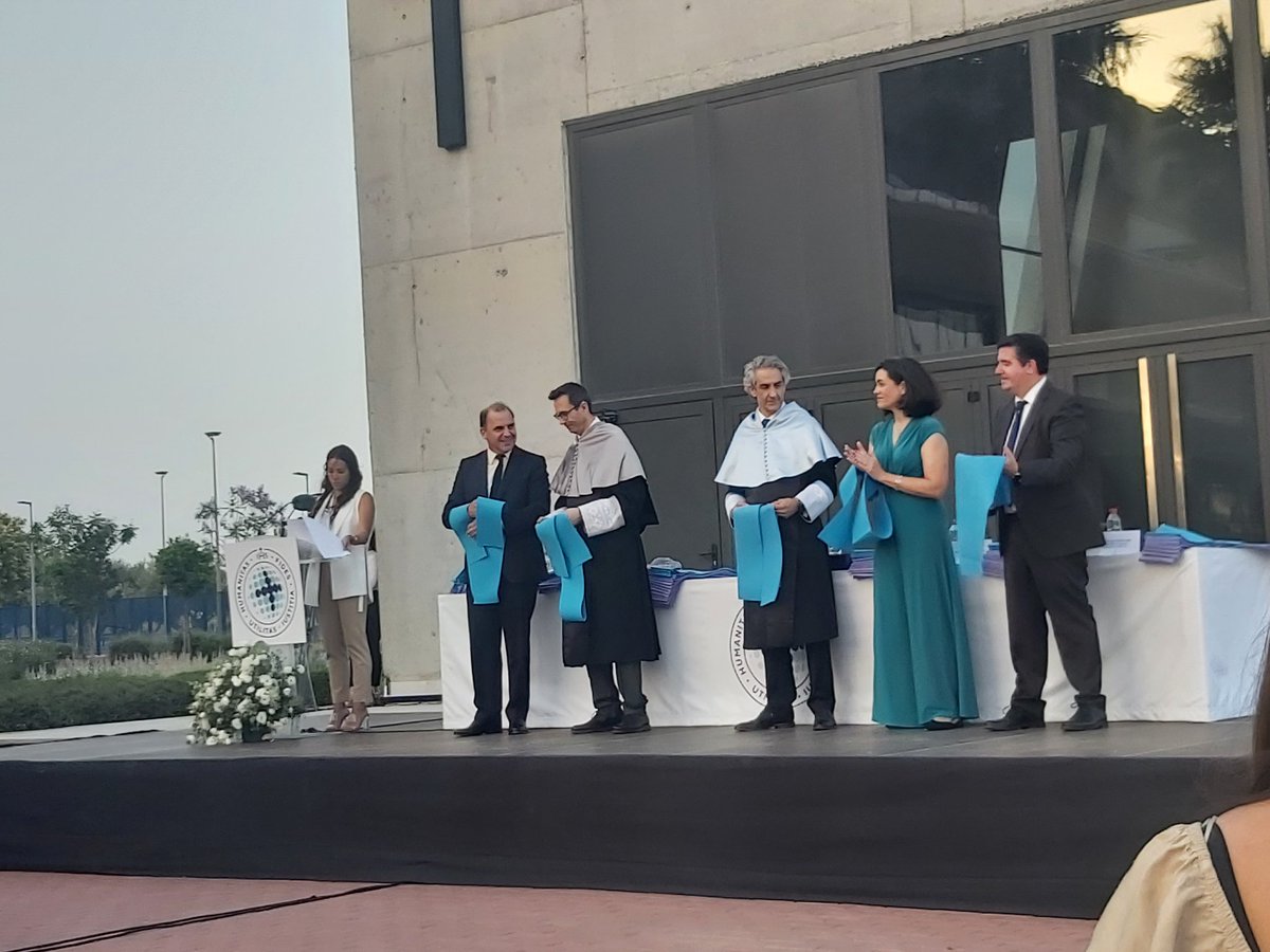 La vida no se repite,la sociedad os necesita, sois postgraduados, agradeced y tened simpre presente el para que en lo que hagais. Graduación <a href="/LoyolaMasteres/">Loyola Másteres</a> en <a href="/LoyolaAnd/">Universidad Loyola</a>