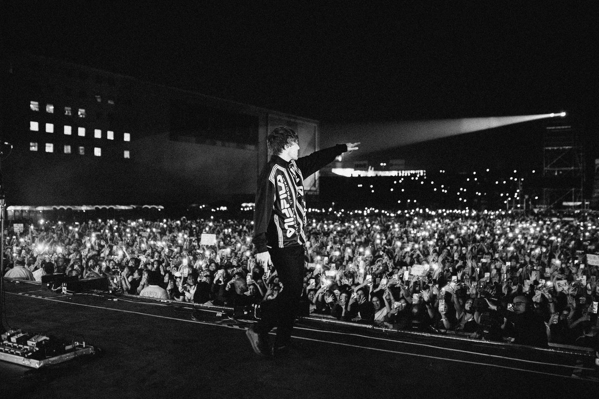 LouisTPy's tweet photo. 🚨| Países que más ingresos generaron a Louis Tomlinson durante su primer tour como solista:

Santiago, Chile: $1,378,265 (3 shows)
Buenos Aires, Argentina: $1,235,071 (2 shows)
Lima, Perú: $950,209 (1 show) https://t.co/RVVqGACFgG