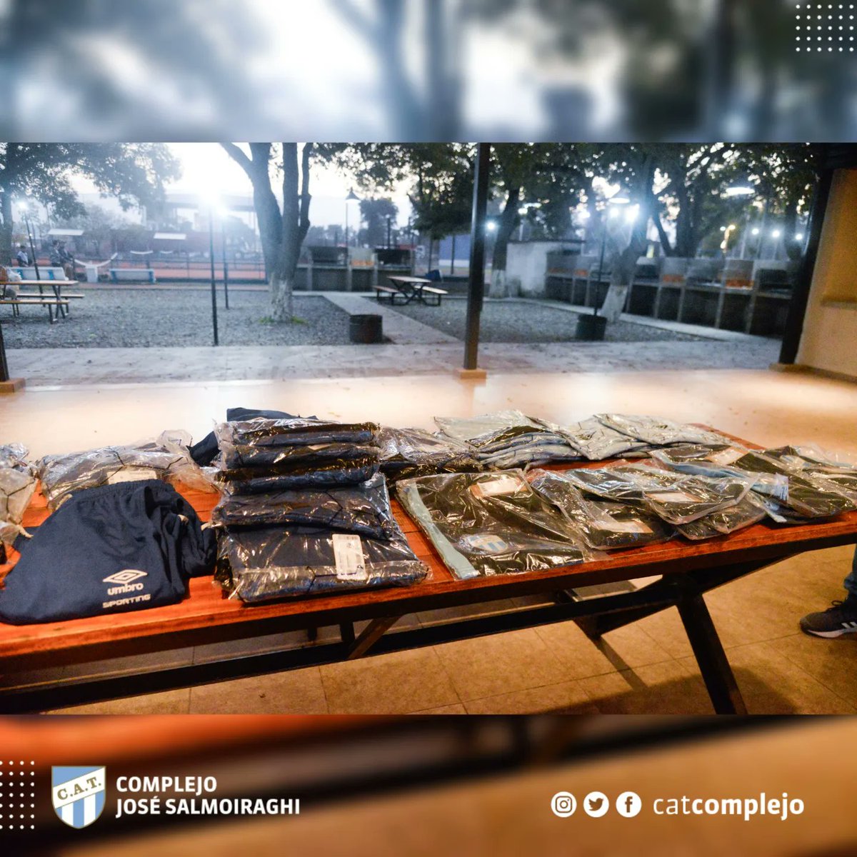 catcomplejo's tweet photo. #Institucional 

Se hizo entrega de indumentaria deportiva a los profes y cuerpo técnico del Futsal Masculino.

#VamosDecano💪💙 https://t.co/vPGupBtJY8