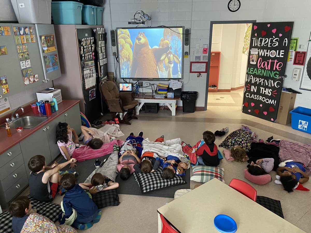 MsKristen19's tweet photo. S’MORE fun in Grade One! 😋 #Evergreenelementaryschool #smorefuningradeone #campingtheme https://t.co/eQ7C5cuHGn