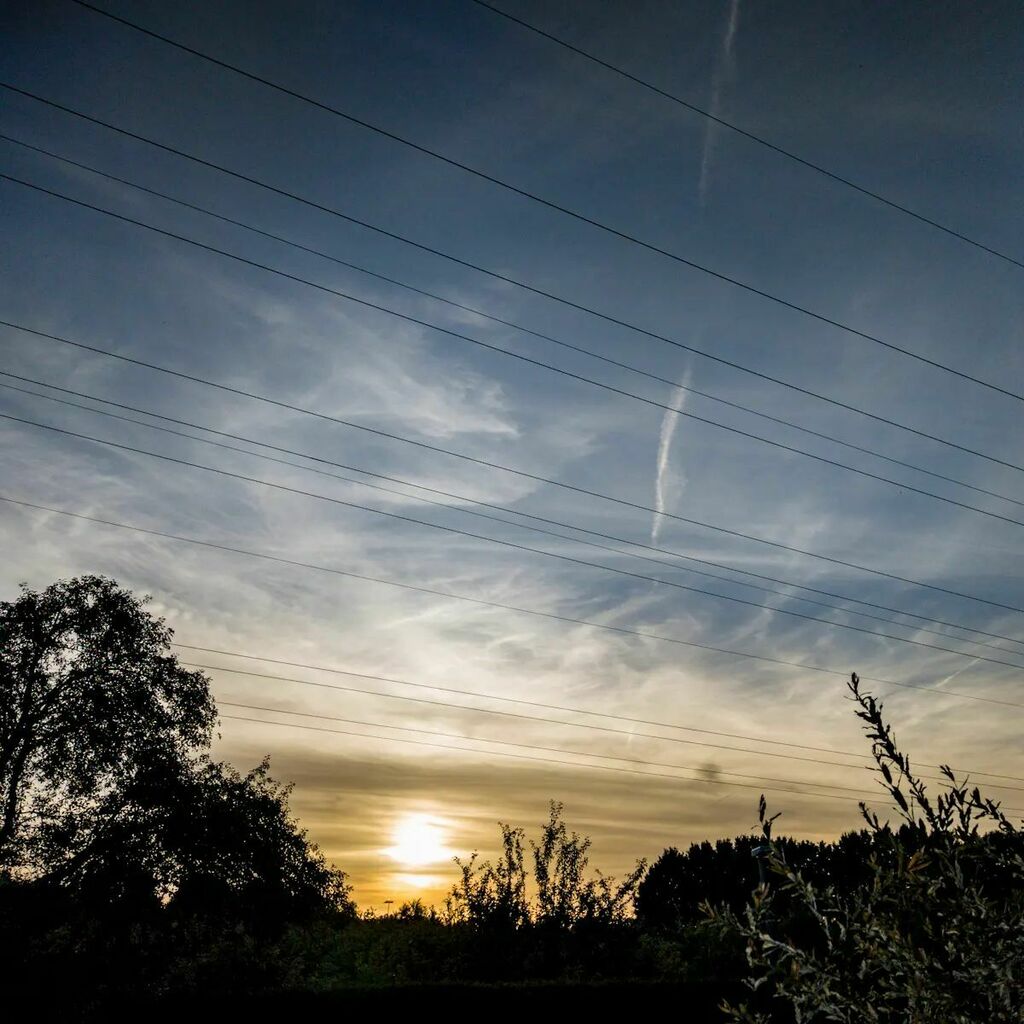 _welt_schmerz_'s tweet image. #sonnenuntergang #blankenloch #stromleitung instagr.am/p/Ce6tjfxMfiP/