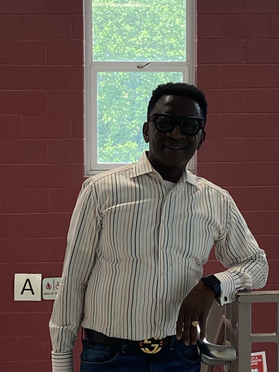 DeptScience's tweet photo. @MeganPank @PrincipalRHS @Counseling_RHS After 24yrs at RHS and 30yrs as am educator, Mr. George Bonney will be retiring.  The RHS students and Science Department will miss Mr. Bonney very much!! Happy retirement Mr. Bonney🎉🎉🎉 https://t.co/BuaNqSarfD