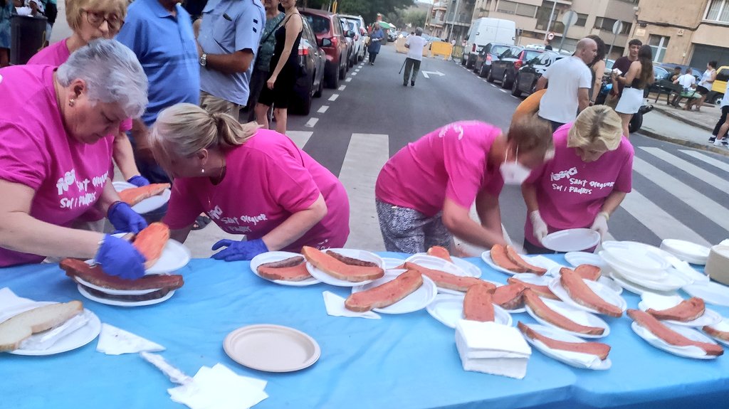 martamorellsbd's tweet photo. 🎉 Acabem el dia a la Festa Major de Sant Oleguer - Sol i Padrís de #Sabadell. 

👏 Tot un goig veure un cop més als veïns i veïnes del barri gaudir de la música, les activitats i els àpats al carrer.

Que tingueu molt bona Festa Major! https://t.co/D9VZhpUGIT