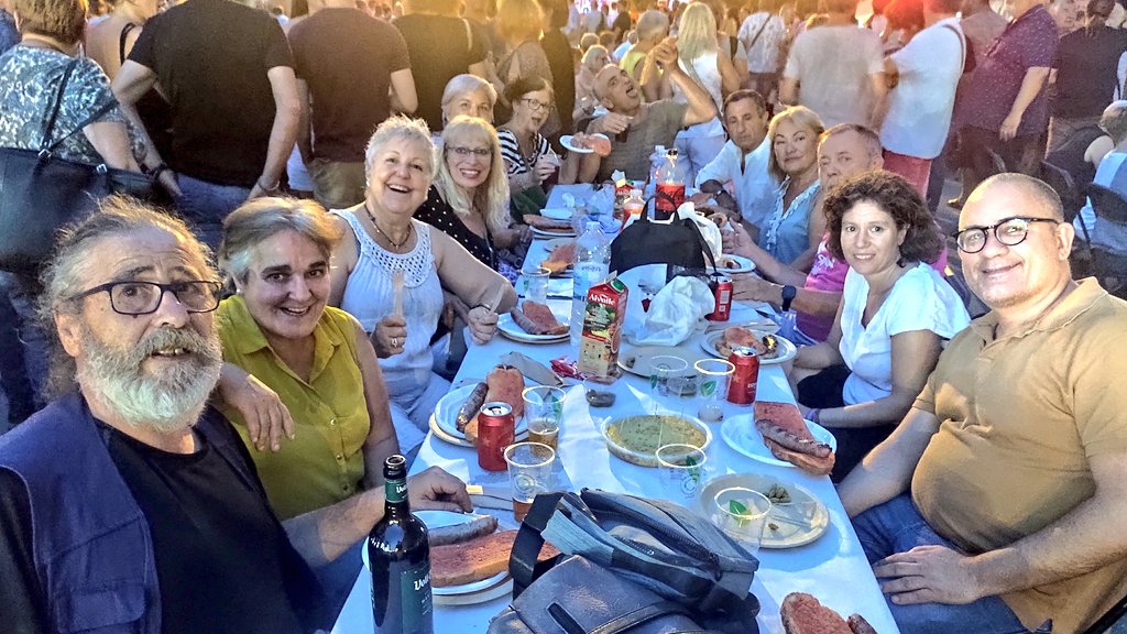 martamorellsbd's tweet photo. 🎉 Acabem el dia a la Festa Major de Sant Oleguer - Sol i Padrís de #Sabadell. 

👏 Tot un goig veure un cop més als veïns i veïnes del barri gaudir de la música, les activitats i els àpats al carrer.

Que tingueu molt bona Festa Major! https://t.co/D9VZhpUGIT