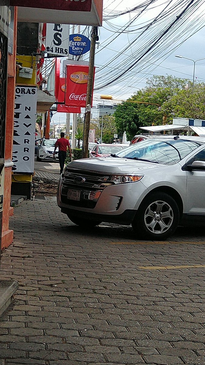 XMisanthrope's tweet photo. @CICPue @dirtransitopue Automóviles estacionados sobre la banqueta en blvd 14 sur y 43 ote. Obstruyen paso de peatones, ojalá pudieran venir a infraccionar https://t.co/LHwl1Kr0sW
