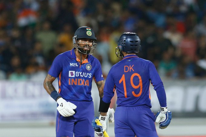 official_engr's tweet photo. HP 🤝 DK. Finishers. Punishers. 🇮🇳

📸: 
@BCCI https://t.co/T2ohaMRb0c