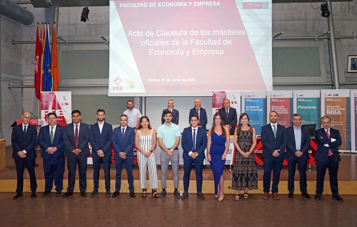 umumuac's tweet photo. 📸Foto familia de estudiantes del Máster Auditoría hoy durante el acto clausura másteres oficiales de @EconomicasUMU @UMU (2021-22), con representantes de entidades colaboradoras; equipo decanal/rectoral y profesorado. GRACIAS a tod@s y enhorabuena a organización, un gran evento! https://t.co/nfV0Zj3MTH