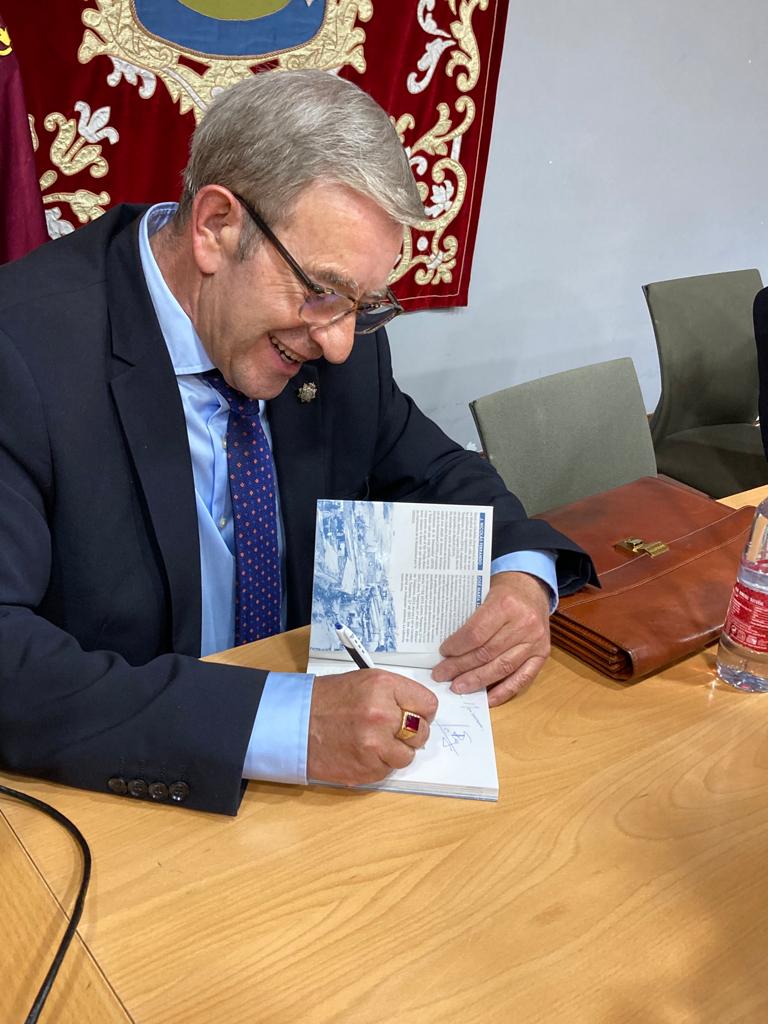 jnicoferrando's tweet photo. Hoy hemos presentado el libro "Retiro en Tarjeta Postal" junto al concejal @SantiagoSauraCs. #madrid  es #patrimoniodelahumanidad y #Artelibro lo demuestra en cada uno de sus libros. https://t.co/Mlh7uA5hVE