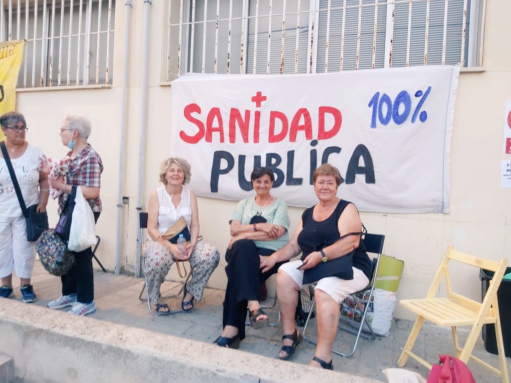 Las vecinas de #Carabanchel mantienen la acampada una noche más #ReaperturaSUAP #AcampadaVecinal #SanidadNoSeVende