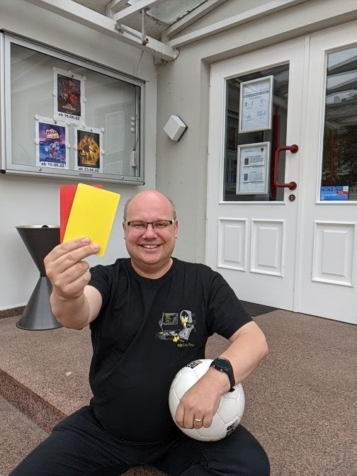 plachetka's tweet photo. Das war heute ein toller Abend im Centraltheater in Brake. @patrick_ittrich und @Mats_Nickelsen präsentierten ihre interaktive Schiedsrichter Show und ich durfte aus dem Publikum unterstützen. #stadionsprecher #schiedsrichter #brake https://t.co/oMr1m8mHin