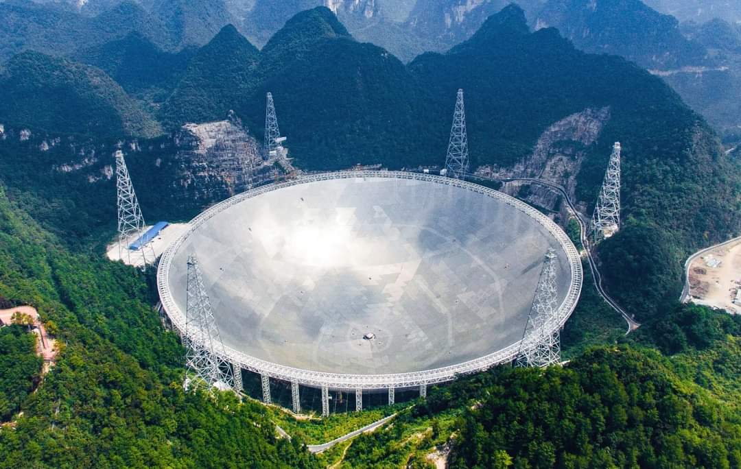 HdtSdn's tweet photo. Astrónomos de China detectaron con su telescopio "Sky Eye" una señal sospechosa que podría venir de una civilización extraterrestre.

Los científicos mencionaron que sus hallazgos son preliminares y deben de tomarse con precaución hasta que terminen con su investigación. https://t.co/pfbSfxZ7gF