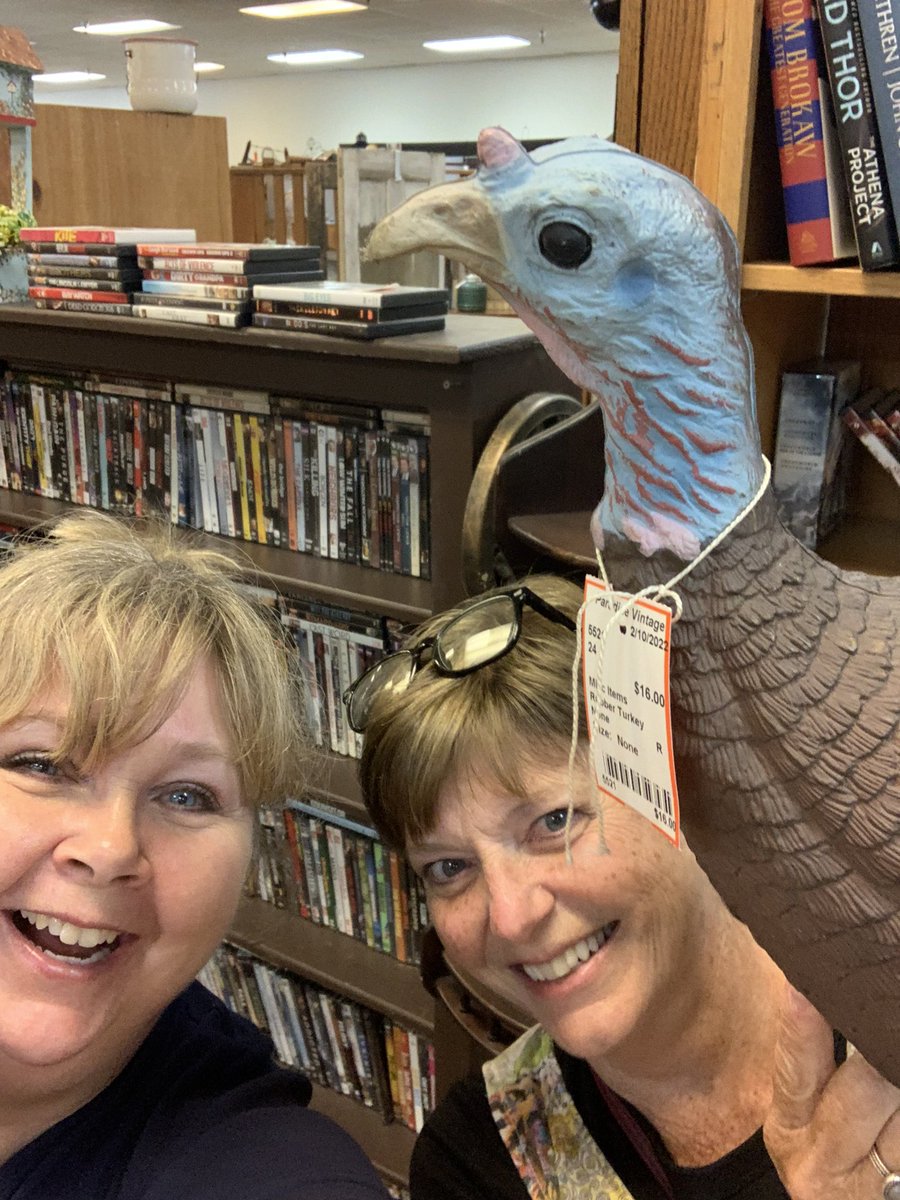 notesfromshell's tweet photo. What my soul and heart needed today … antiquing/thrifting/shopping with my good friend Dinah. https://t.co/jIILsqE5VZ