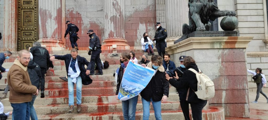 Ens solidaritzem amb les 14 científiques i activistes climàtiques detingudes el 15/06 i expressem el nostre rebuig davant d'aquest fet. Ens sumem a les seves veus per alertar de les conseqüències de la crisi climàtica i demanar accions urgents. 👇🏽📝