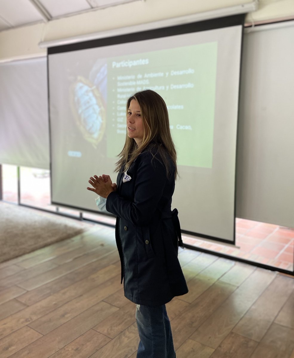 alisos_net's tweet photo. Hoy se llevó a cabo nuestro Comité Técnico de Cacao, Bosques &amp; Paz:junto a nuestros adherentes revisamos avances del año, compartimos algunos programas en desarrollo, resultados y los pasos a seguir en este compromiso con un cacao sostenible que cuide el 🌍 y construya paz 🌱. https://t.co/HPKvdlIkas