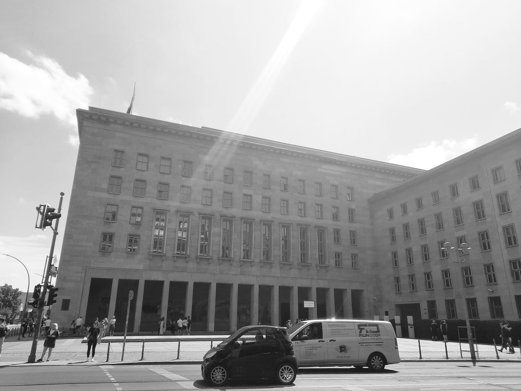 JR141520's tweet photo. Am 17. Juni erinnern wir uns an die mutigen Bürger der #DDR, die nach dem Volksaufstand 1953 ihrer Freiheit beraubt wurden. Es ist ein wichtiges Recht, dass die Menschen ihre Meinung äußern können und protestieren dürfen! https://t.co/YN9Z0nxOMu