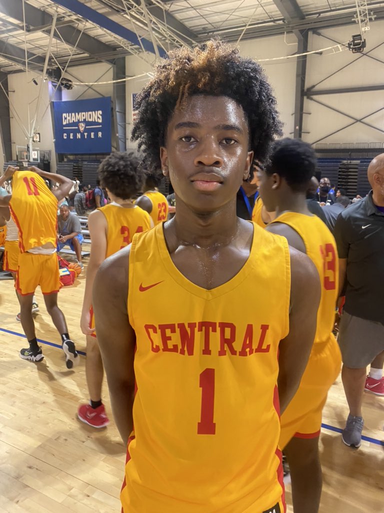 OntheRadarHoops's tweet photo. Marcus Gillespie @Marcuslanier22 is the new HOT name in Georgia's 2025 class.
The Clarke Central product is a 6'3 nightmare with the ball in his hands. Led his team to a 1 point win in game 1 with 20. @GladsBasketball https://t.co/EDqo3JM7Nt