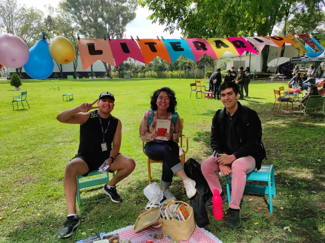 BiblioTecCCM's tweet photo. Hoy tuvimos una gran participación en las actividades del nuestro #ViernesAzul💙@BiblioTecCCM junto a @LiFE_CCM
#PicnicLiterario #LlegoElVerano
🎉¡Gracias por acompañarnos!🙌 https://t.co/sQOJxOEeVN