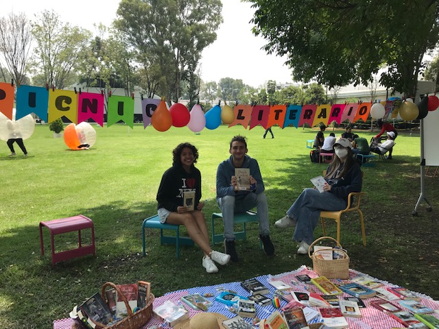BiblioTecCCM's tweet photo. Hoy tuvimos una gran participación en las actividades del nuestro #ViernesAzul💙@BiblioTecCCM junto a @LiFE_CCM
#PicnicLiterario #LlegoElVerano
🎉¡Gracias por acompañarnos!🙌 https://t.co/sQOJxOEeVN
