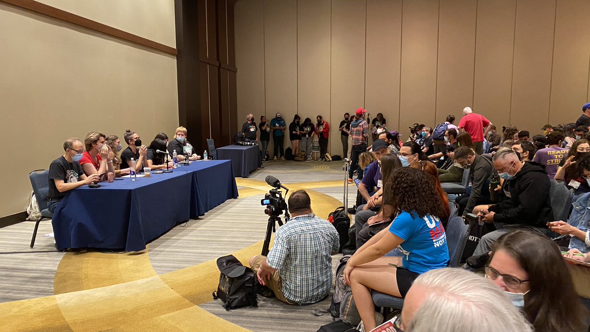 esooze's tweet image. Tons of excitement in the room at #LaborNotes to hear from Starbucks workers organizing themselves to win a union. Every worker at any job deserves fair &amp;amp; liveable pay, decent working conditions, and the fundamental right &amp;amp; freedom to unionize. #starbucksunion