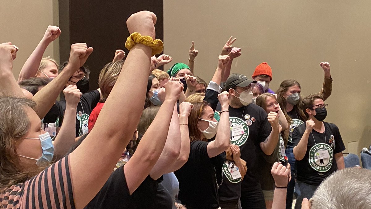 esooze's tweet image. Tons of excitement in the room at #LaborNotes to hear from Starbucks workers organizing themselves to win a union. Every worker at any job deserves fair &amp;amp; liveable pay, decent working conditions, and the fundamental right &amp;amp; freedom to unionize. #starbucksunion