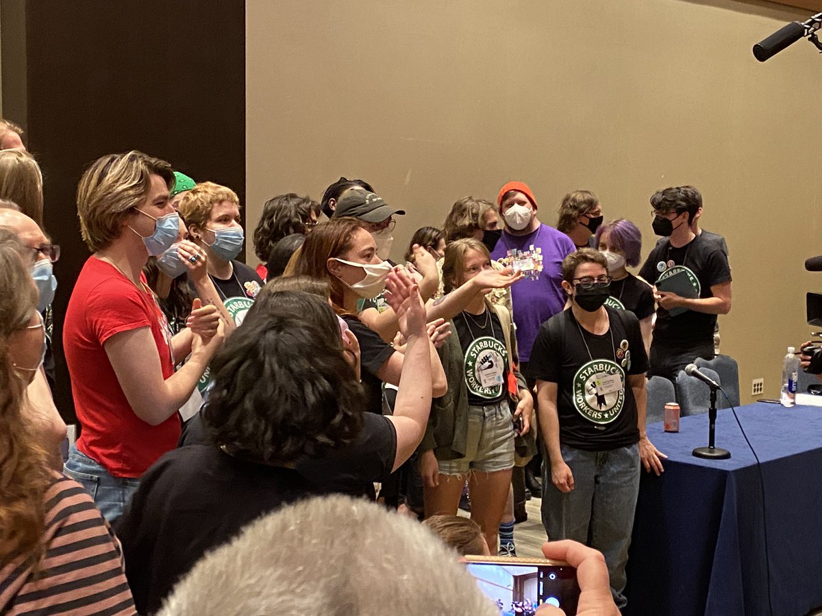 esooze's tweet image. Tons of excitement in the room at #LaborNotes to hear from Starbucks workers organizing themselves to win a union. Every worker at any job deserves fair &amp;amp; liveable pay, decent working conditions, and the fundamental right &amp;amp; freedom to unionize. #starbucksunion