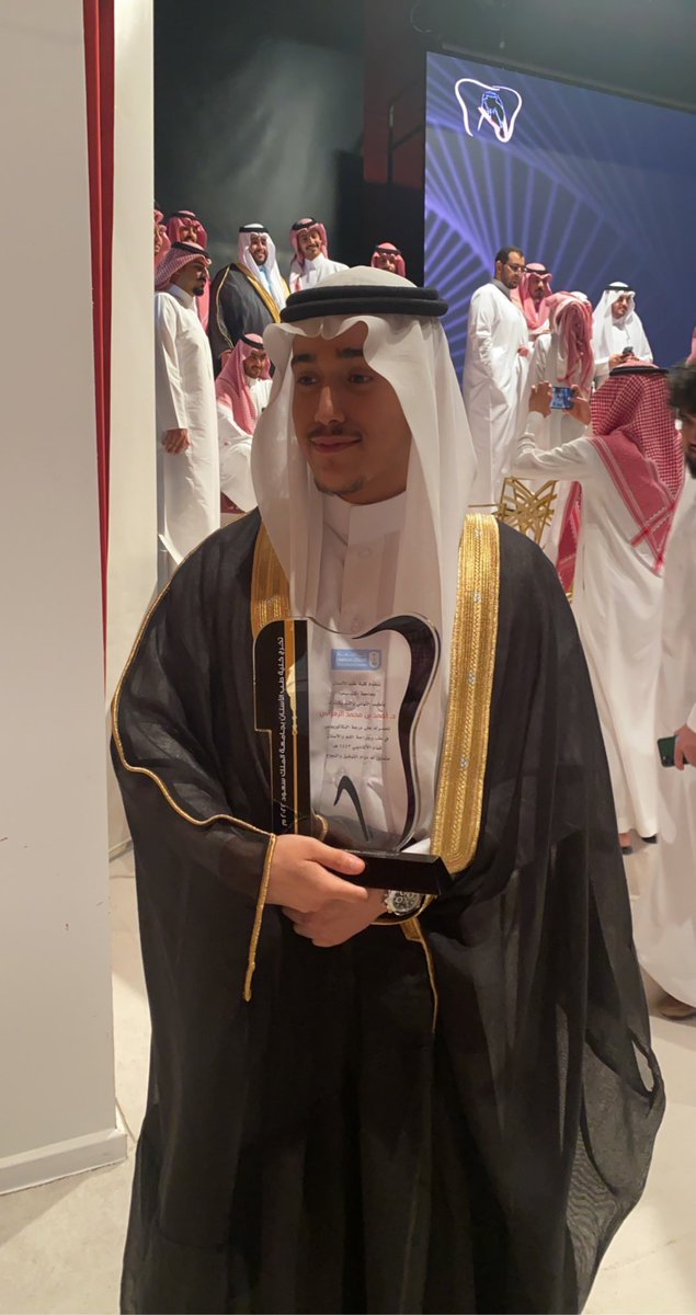 Ahm3dent's tweet photo. عُظم المراد فهان الطريق، فجائت لذة الوصول لتزول مشقة السنين، الحمدلله قولاً و فعلاً فما انتهى درب ولا خُتم جُهد ولا تم سعي إلا بفضل الله❤️

تم اليوم تخرجي بتخصص طب الأسنان وجراحة الوجه والفكين بجامعة الملك سعود , رسميًا خريج ! 🎓 https://t.co/Ur3YWUv3ks
