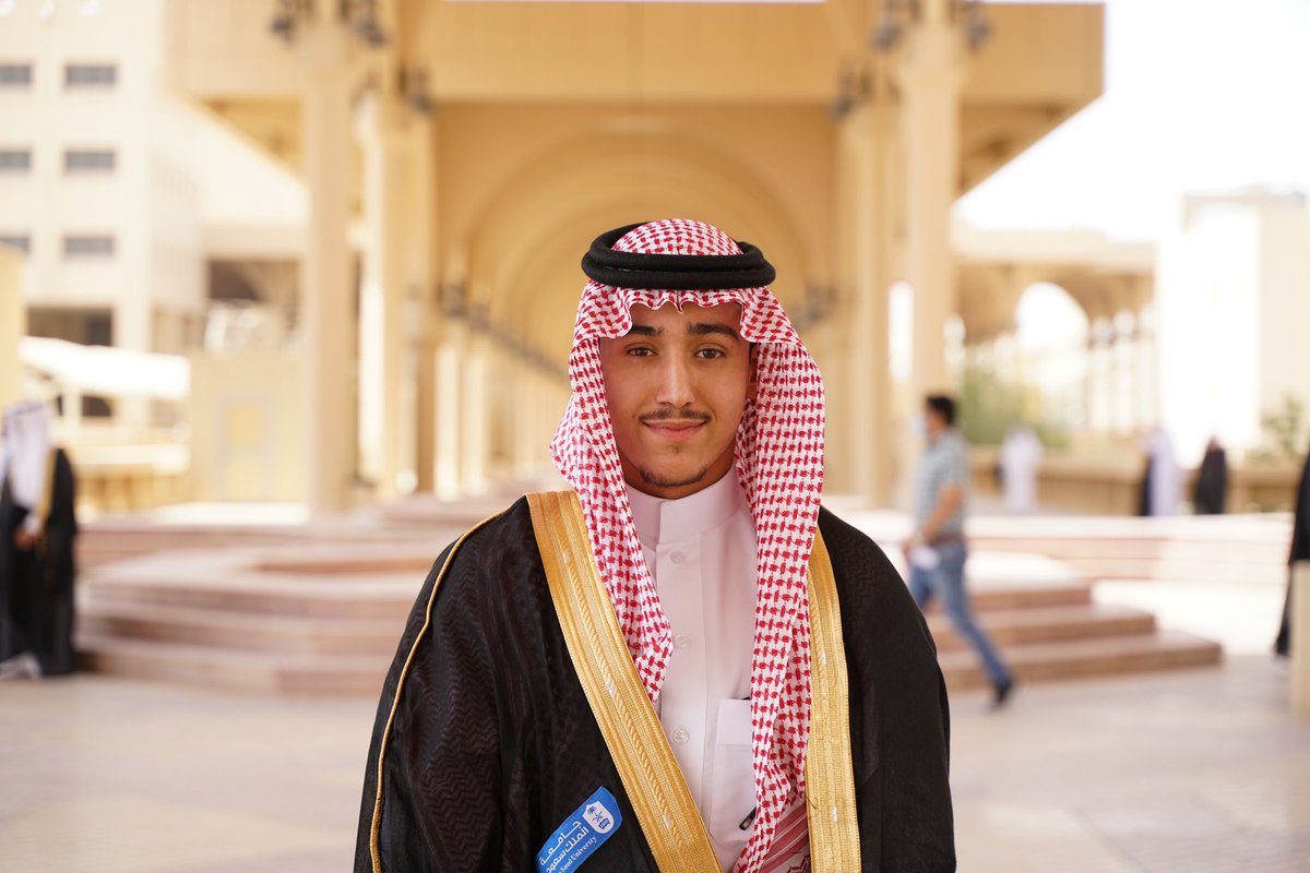 Ahm3dent's tweet photo. عُظم المراد فهان الطريق، فجائت لذة الوصول لتزول مشقة السنين، الحمدلله قولاً و فعلاً فما انتهى درب ولا خُتم جُهد ولا تم سعي إلا بفضل الله❤️

تم اليوم تخرجي بتخصص طب الأسنان وجراحة الوجه والفكين بجامعة الملك سعود , رسميًا خريج ! 🎓 https://t.co/Ur3YWUv3ks