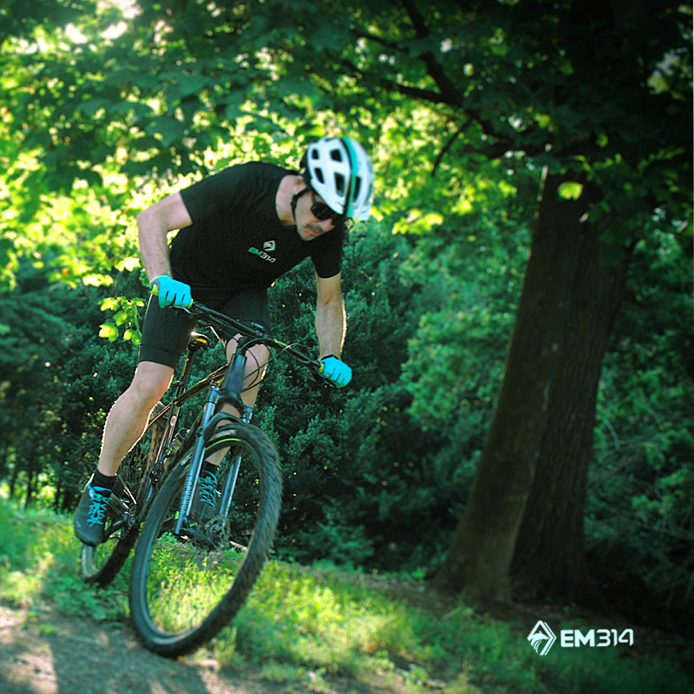 E_Macaluso's tweet photo. Come si scalano le #montagne? Una pedalata alla volta. Soffrendo in silenzio!
È così per tutti. Anche per l’#atleta più #green e #sostenibile d’Italia.
(Credit: #BfoStile)
#EM314 #EM314official #WeAreEM314 #atletapiùgreenesostenibileditalia #mtb #Torino #ciclismo #sentiero16 https://t.co/fk2utS7ZCF