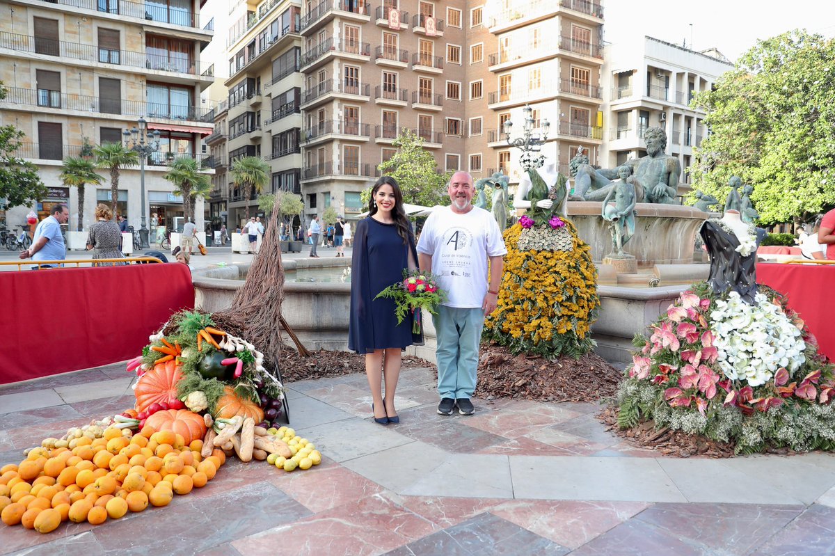 🌺 El barri antic de #València es converteix este cap de setmana en un museu de l'art floral 💐 a l'aire lliure gràcies a floristes de 7️⃣ països que engalanen els carrers dins del primer Certamen Internacional d'Art Floral Ciutat de València 2022. La #FMV ha visitat la mostra.