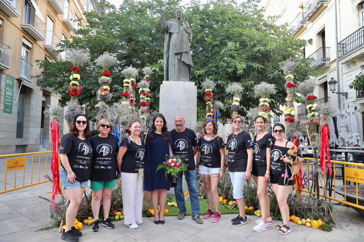 JCF_Valencia's tweet photo. 🌺 El barri antic de #València es converteix este cap de setmana en un museu de l'art floral 💐 a l'aire lliure gràcies a floristes de 7️⃣ països que engalanen els carrers dins del primer Certamen Internacional d'Art Floral Ciutat de València 2022. La #FMV ha visitat la mostra. https://t.co/hn1jsNRFR7