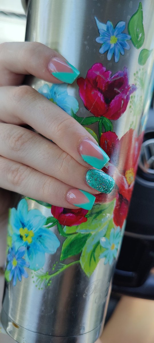 briciusss's tweet photo. Got my nails done on my lunch break, tried a different look 💅 #selfcarr https://t.co/23UsPoWdzu