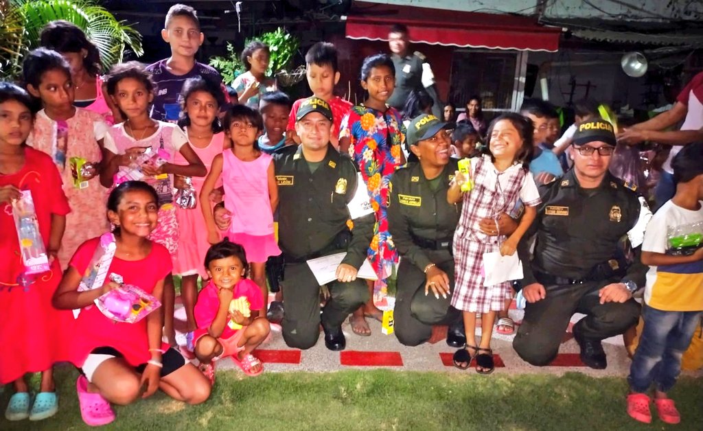 GuajiraPolicia's tweet photo. Con regalos y mucha diversión nuestra @PoliciaAduanera llegó a los diferentes barrios de #Maicao, llevando felicidad a los niños, niñas y adolescentes con mensajes de sana convivencia y espacios de recreación #JuntosPorLosNiños #ConstruirConvivencia #EsUnHonorSerPolicía https://t.co/HsFzqj9khf