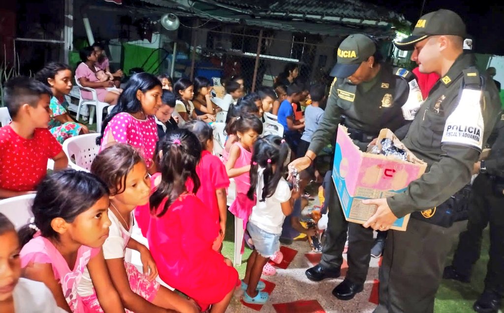 GuajiraPolicia's tweet photo. Con regalos y mucha diversión nuestra @PoliciaAduanera llegó a los diferentes barrios de #Maicao, llevando felicidad a los niños, niñas y adolescentes con mensajes de sana convivencia y espacios de recreación #JuntosPorLosNiños #ConstruirConvivencia #EsUnHonorSerPolicía https://t.co/HsFzqj9khf