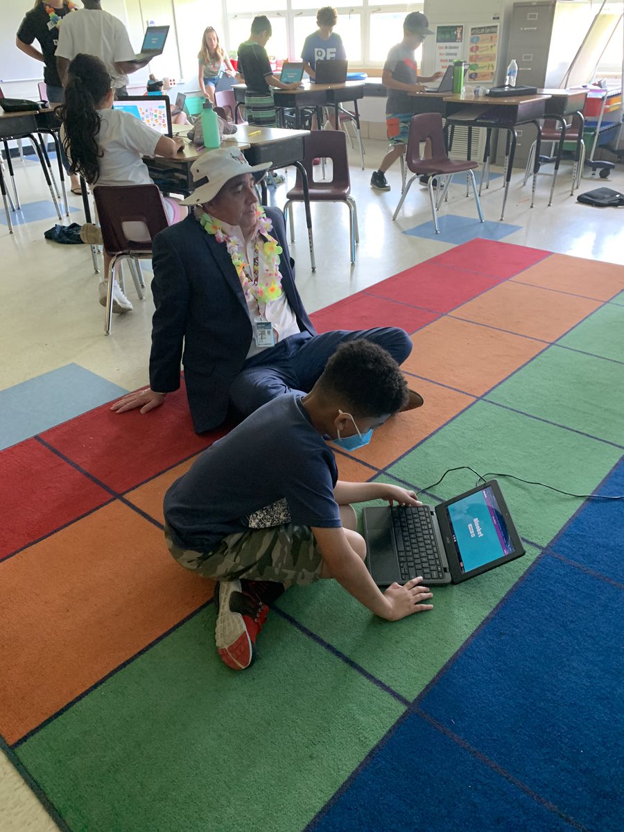 NGlenESAACPS's tweet photo. We had a special visitor for Fun in the Sun day! Thank you for taking the time to visit us, Dr. Arlotto! @GeorgeArlotto #aacpsawesome https://t.co/ygcJplfEKh
