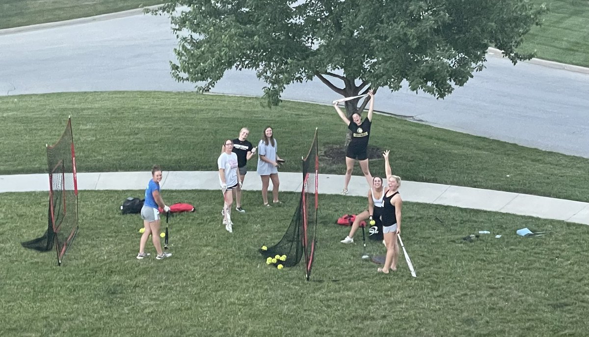 NebraskaGold05's tweet photo. What do you do when you want to get better but are stuck in a hotel in Kansas City, you busy out the nets and tees and HIT!!
#GoldDNA
#PlayForPaige33
#ItsStillHot
@extrainningSB
@BBOS_Nation
@strivesoftball
@ihartfastpitch
@los_stuff
@sports_recruits
@prepfastpitch https://t.co/N0glz7Fhoh