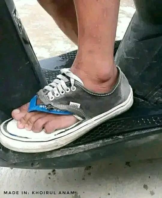 GarasiKomedi's tweet photo. Solusi naik motor gaboleh pake sandal jepit https://t.co/2zGiaEgIP2