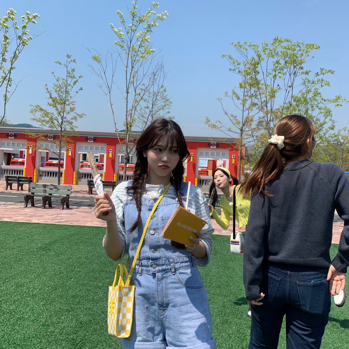 [#캔디가왔어효]
오늘은 울 아린이 생일 😆😆😆
울 아린이 생일 많이 많이 축하해애애애애애🎂🎂🎂🎂🎂
사진찍을때 몰래 내 옆으로 오는 아린이가 난 참 좋아아😍