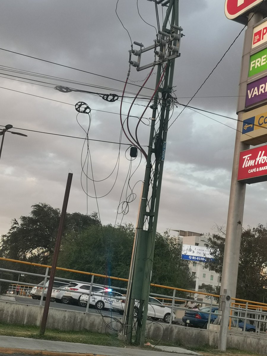 diego_vico's tweet photo. Odiooo con todo mi ser ver todo el cablerio ahí tirado cada que salgo del cónsul que pedo quien hace eso @Telmex @izzi @totalplaymx jalen bien https://t.co/OlcAd3mAj5