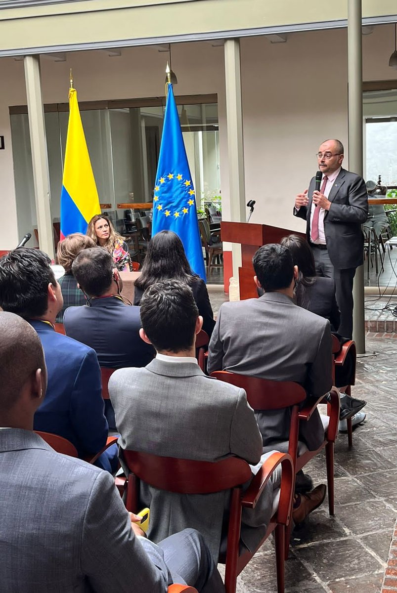 GBertrand_UE's tweet photo. Una gran alegría celebrar con la futura generación de diplomáticos de @CancilleraCol la clausura del curso de @collegeofeurope. Un grupo entusiasta y diverso, hombres y mujeres de todo el país, que contribuirán a fortalecer aún más nuestra relación.
#EuropaCreeEnColombia 🇪🇺🤝🏼🇨🇴 https://t.co/SoSYAYiEot