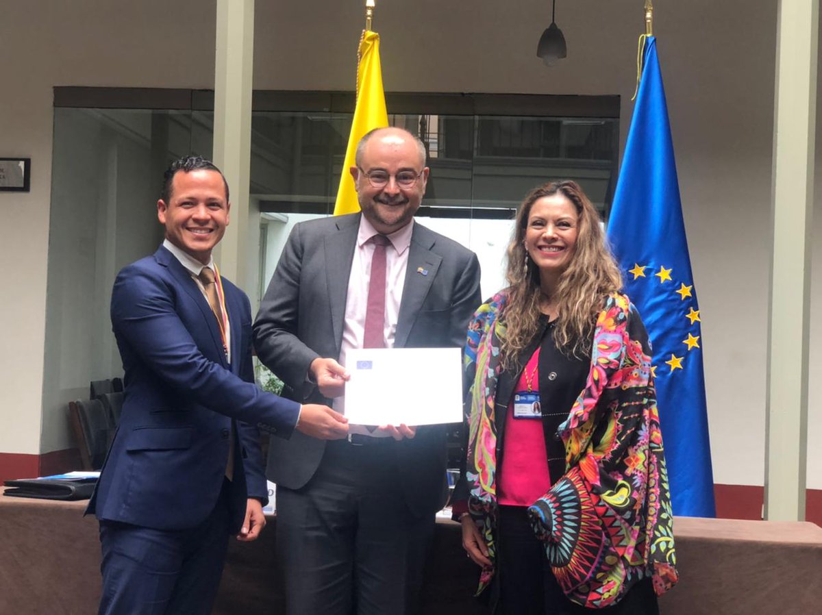GBertrand_UE's tweet photo. Una gran alegría celebrar con la futura generación de diplomáticos de @CancilleraCol la clausura del curso de @collegeofeurope. Un grupo entusiasta y diverso, hombres y mujeres de todo el país, que contribuirán a fortalecer aún más nuestra relación.
#EuropaCreeEnColombia 🇪🇺🤝🏼🇨🇴 https://t.co/SoSYAYiEot