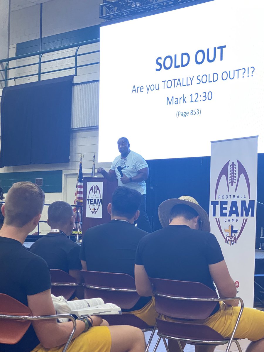 PCoachMetzger's tweet photo. FAMILY FRIDAY our PACK members completely sold out for our community. All In https://t.co/ZKiCFWIYDt