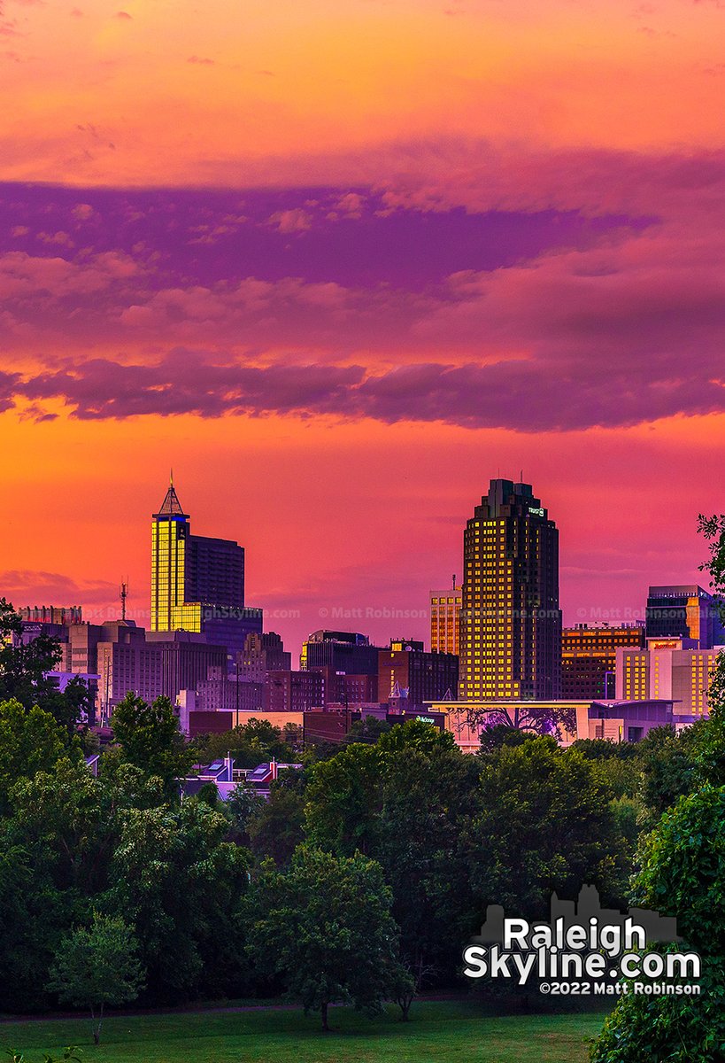 Sunset tonight in Raleigh post-storm. #ncwx

prints.metroscenes.com/raleigh-skylin…