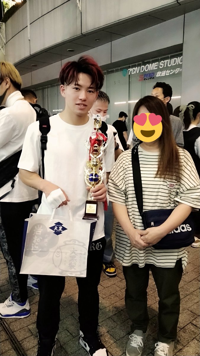 hideko_no1's tweet photo. 朋哉さん
勝利おめでとうございます🏆✨👏👏👏
少しホッとしました🤗
試合後、自身で納得されてない様な顔されてましたが私は前より強くなってるの確信しましたよ🥊🔥
右拳痛められてましたが、早く回復されます様に🙏✨
#横山朋哉
#Krush138 https://t.co/vmhjBXouuQ