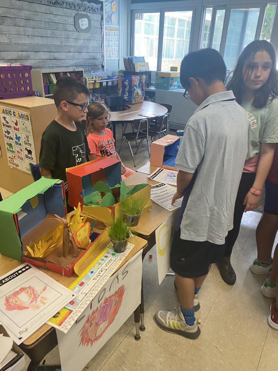 Checking out the amazing animal projects created by our 1st grade buddies! We were so impressed! <a href="/SEM_Dalers/">SEM Dalers</a> <a href="/MMcCueTeach/">Maureen McCue</a>